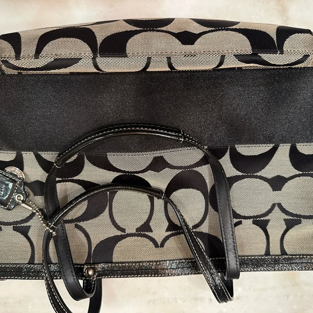 Coach Gray Leather Interior - Picture 7 of 7